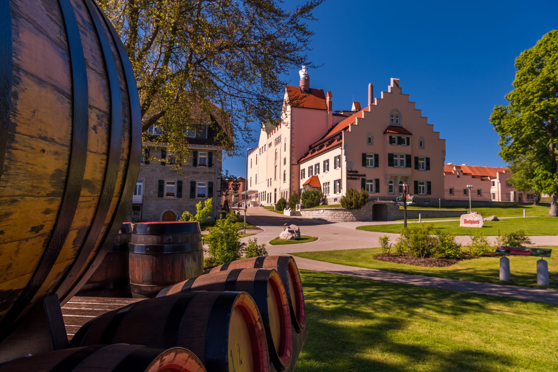 Außenansicht der Brauerei Rothaus, Gebäude, ein großes Fass, Garten