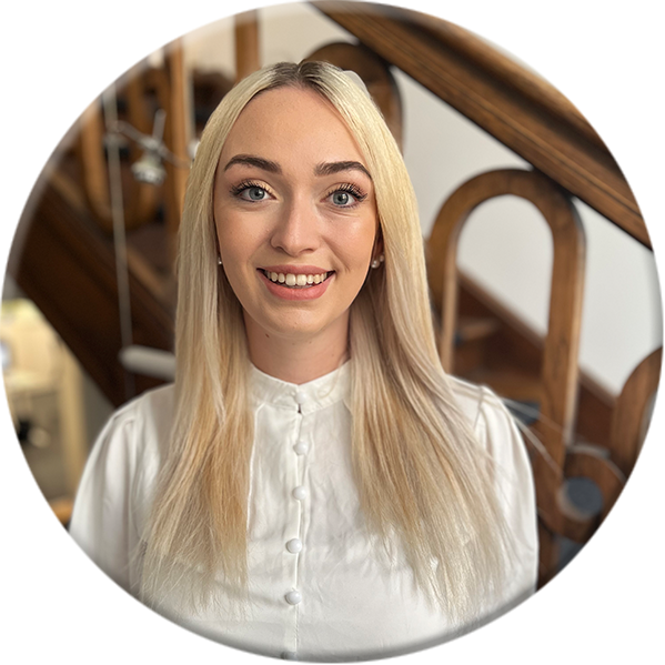 Foto von Conny Späth bei der First Cash Solution GmbH, schaut lächelnd in die Kamera.